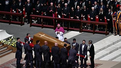 رفع النعش وتصفيق خاشع وختام قداس جنازة البابا فرنسيس بترتيل مريم العذراء