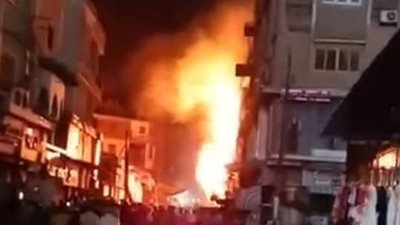 3 إصابات وخسائر مادية.. السيطرة على حريق اندلع في محل بشارع البوستة بالشرقية