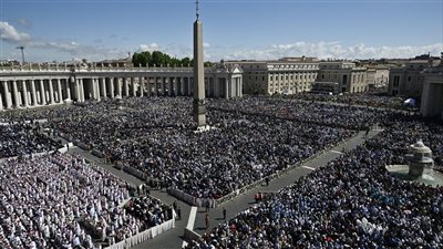 انتهاء قداس جنازة البابا فرنسيس المهيب وبداية موكب نقل النعش