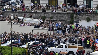 انطلاق موكب نعش البابا فرنسيس إلى مثواه الأخير ويغادر كاتدرائية القديس بطرس