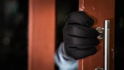 القبض على ممرض قايض مريضًا على متعلقاته الشخصية في الجيزة