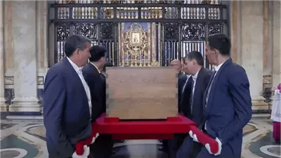 حشود تستقبل نعش البابا فرنسيس عند كاتدرائية سانتا ماريا وتشارك في صلاة الوداع