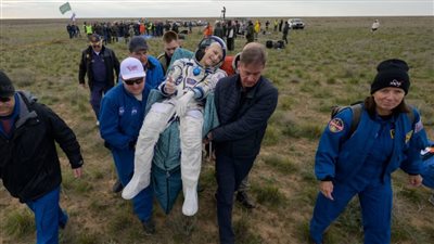 في عيد ميلاده السبعين.. رائد فضاء ناسا يعود إلي الأرض 