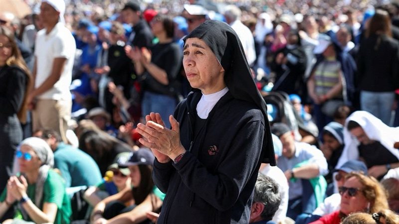 دموع الراهبات تودع