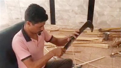 ساحر الجريد.. الأسطى محمد يبدع في تحويل جذوع النخيل لأثاث منزلي بالمنيا (صور)