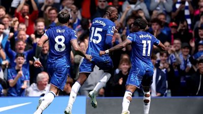 تشيلسي يشعل معركة المربع الذهبي بفوز مثير على إيفرتون في البريميرليج
