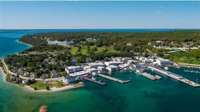 يسكنها 600 شخص..جزيرة أمريكية لا سيارات فيها وحصان واحد لكل شخص