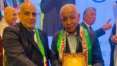 تكريم فلسطيني لرئيس اتحاد نقابات عمال مصر          