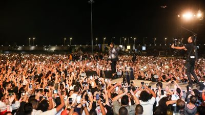 بسبب سقوط ستاند الإضاءة.. إصابة 20 شخص في حفلة بحديقة قصر البارون