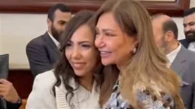 ليلى علوى تهنئ مديرة أعمالها مريم بزواجها وتنشر فيديو من كتب الكتاب
