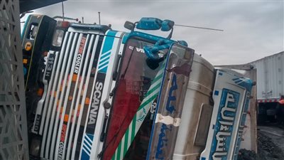 إصابة شخص في حادث انقلاب تريلا محمّلة  بمواد البناء بطريق مصر الإسكندرية 
