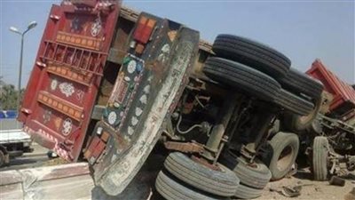 انقلاب سيارة نقل مقطورة محملة بالأعلاف بمدينة أكتوبر