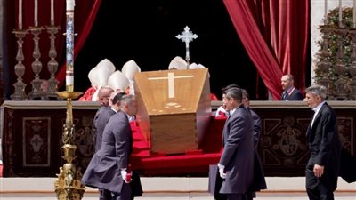 مشهد مهيب في كاتدرائية مريم .. الآلاف يصطفون لزيارة قبر البابا فرنسيس