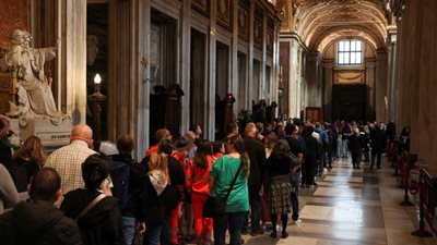 توافد آلاف إلى كنيسة روما لزيارة قبر البابا فرنسيس