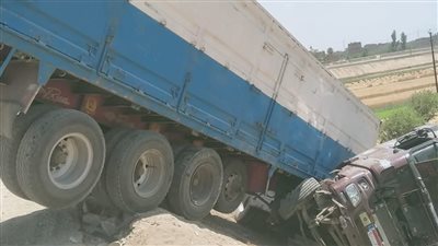 انقلاب سيارة نقل محملة بالبنجر على الطريق الإقليمي بالمنوفية