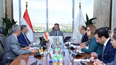 وزير التموين يتابع مع 