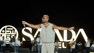 أحمد سعد يفاجئ الجمهور بظهوره ويشعل حفل 