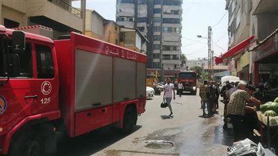  المعمل الجنائي يفحص آثار حريق نشب داخل محل بشارع النمسا التجاري