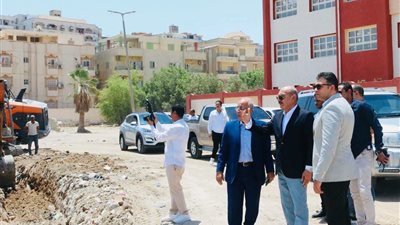 محافظ السويس يتابع تطوير المقابر القديمة بحوض الروض في حي الأربعين  