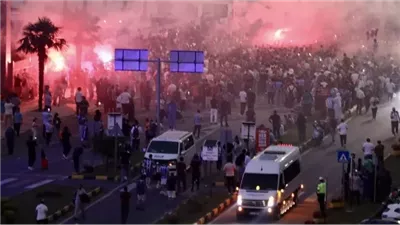 صلاح وطرابزون.. حشود غفيرة أمام المطار في انتظار وصول الملك 
