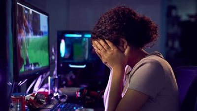 عاطل يبتز صديقة شقيقه بصور فاضحة وطلب منها 5 ألاف بالأميرية