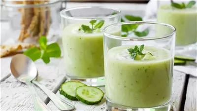  خفيفة ومنعشة وجاهزة في 5 دقائق فقط.. طريقة عمل شوربة الخيار والزبادي الباردة