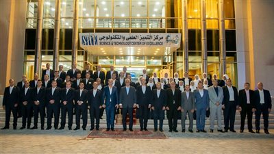 وزير الإنتاج الحربي يتابع سير العملية البحثية بمركز التميز العلمي والتكنولوجي