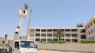 حي السويس يواصل أعمال صيانة الإنارة وتطوير شبكة الكهرباء بشارع راتب