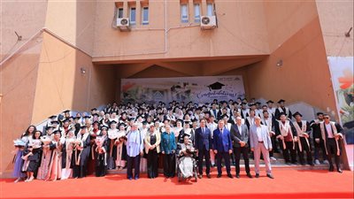 رئيس جامعة بنها يشهد حفل تخرج دفعة جديدة من طلاب كلية الآداب