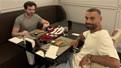 محمد صلاح يظهر في تركيا برفقة رامي عباس.. وغداء خاص بقميص طرابزون