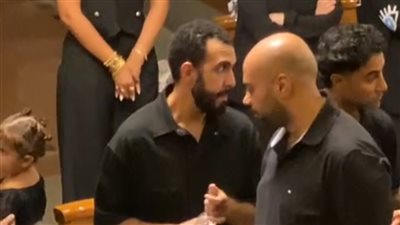 منهم حاتم صلاح .. نجوم الفن في عزاء والدة المؤلف كريم سامي|صور