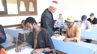 رئيس «المعاهد الأزهرية» يتفقد امتحانات «الدور الثاني» بمعهد البعوث