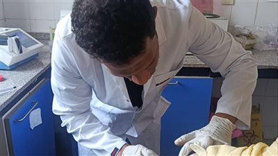 صحة قنا: قافلة طبية تنجح في تقديم خدماتها لـ677 مواطناً بقرية أولاد عمرو