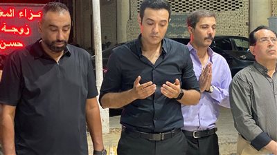 حسن عيد يقرأ الفاتحة لزوجته في لحظات مؤثرة خلال عزائها |صور