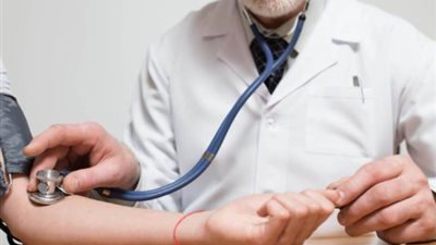 «مش هنخترع العجلة».. طبيب يفتح ملف أسعار الكشف الطبي في العيادات الخاصة