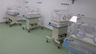 محافظ السويس يتفقد العناية المركزة والحضانات بمستشفى الجامعة ويوجه بزيادة أسرة