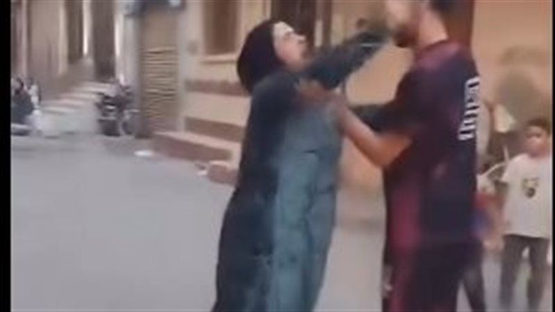 خناقة بين سيدة وشاب