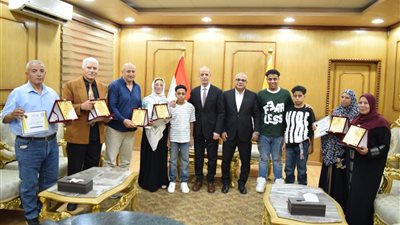 تهنئة بالمولد النبوي وتكريم إداريين بلغوا السن القانونية بجامعة بنى سويف