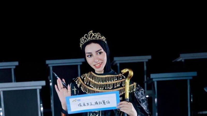 طالبة عين شمس