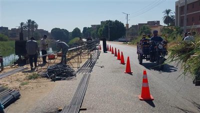 بدء أعمال الخوازيق لمعالجة انهيار الطريق الغربي السريع بإسنا