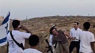 بريطانيا تتدخل بعد اعتقال ناشطها واقتياده إلى بؤرة استيطانية بالضفة