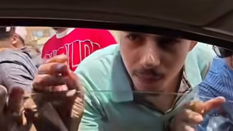 شخص يتعرض للاعتداء