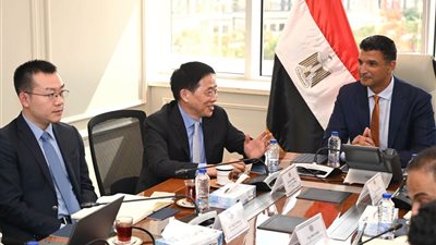 وزير الصناعة يبحث مع 