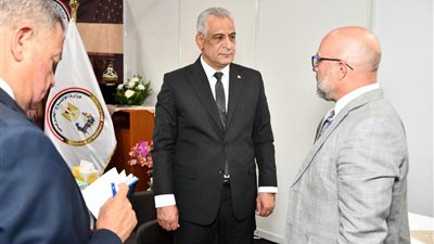 وزير الدولة للإنتاج الحربي يستقبل ممثلي عدد من الشركات بجناح الوزارة