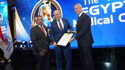 وزير الطيران يفتتح المؤتمر الطبي الرابع لمستشفى الشركة ويتسلم 
