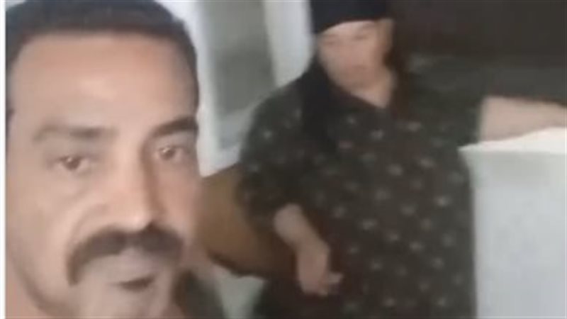 الشاب ووالدته