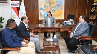 نائب محافظ الفيوم يتابع مع وفد صندوق 