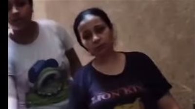 «رمت عليها زبالة ونزلت لها بعصاية».. خناقة جيران تنتهي باقتحام شقة وسيدة تستغيث