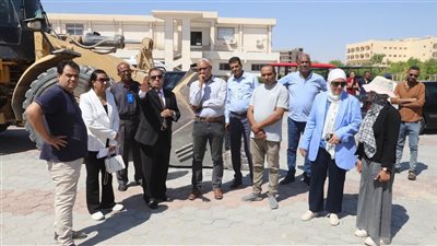 رئيس جامعة قنا يتفقد أعمال تطوير ورفع كفاءة المنطقة أمام كلية العلاج الطبيعي