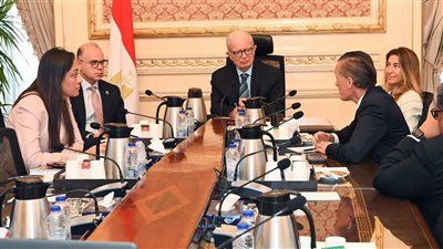 حسين عيسى يستقبل وفدًا من مجموعة إنتيسا سان باولو الإيطالية لبحث تعزيز التعاون